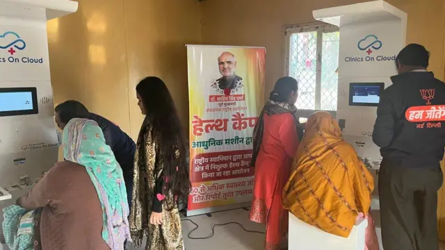 प्रवेश वर्मा का एनजीओ नई दिल्ली सीट के इलाक़ों में हेल्थ कैंप लगा रहा है