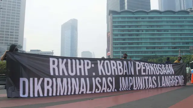 Aliansi Nasional Reformasi KUHP melakukan aksi bentang spanduk menolak pengesahan RKUHP di Bundaran HI, Jakarta, Minggu (27/11).