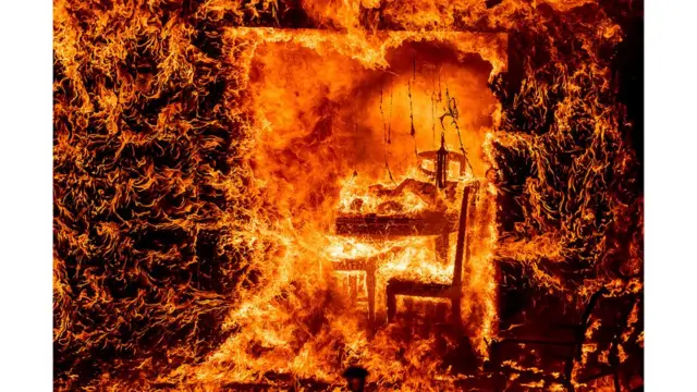 Kebakaran menghancurkan rumah di California