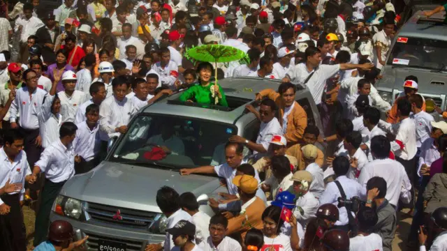 အတိုက်အခံပါတီခေတ်က ဒေါ်အောင်ဆန်းစုကြည်ရဲ့ခရီးစဥ်တစ်ခုမှာတွေ့ရဲ့ လူအုပ်ကြီး။