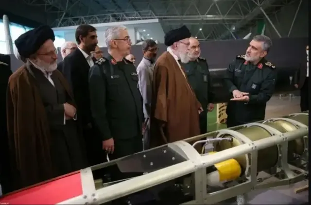 Ali Khamenei oo kormeeraya gantaalka Fatah-2
