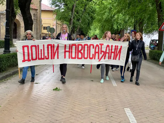 žene nose transparent na kojem piše Došli Novosađani