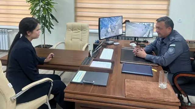 Шоҳрух Ғиёсов чоп қилган хабарга илова қилинган расмда журналист Маржона Эшқувватова орган ходими билан акс этган