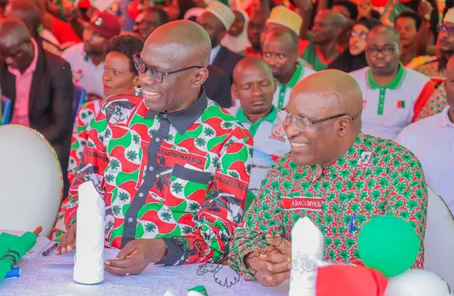 Umunyamabanga mukuru w'umugambwe CNDD FDD, Révérien Ndikuriyo n'Umushikiranganji wa mbere Gervais Ndirakuboca mu gikorwa c'imyiyamamazo y'uyu mugambwe muri iyi ndwi mu Cibitoke mu ntara ya Bujumbura