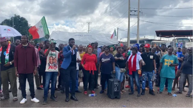 Ndị otu PDP na-eme ngaghariiwe n'ihu ụlọorụ INEC dị n'Edo steeti