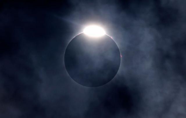 El anillo de diamante generado por el eclipse solar total visto desde Fort Worth, Texas, el 8 de abril de 2024.