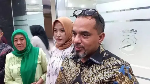 Kuasa hukum Misyal Achmad bersama ibu dari dokter Aulia Risma, Nuzmatun Malinah, dan adik kandung dokter Nadia usai melakukan pelaporan di Polda Jateng, Rabu (4/9/2024).