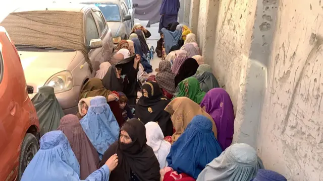 ندا محمد قادری کے گھر پر اکثر لمبی قطاریں لگی رہتی ہیں، جہاں لوگ اُن سے ملنے کے منتظر ہوتے ہیں