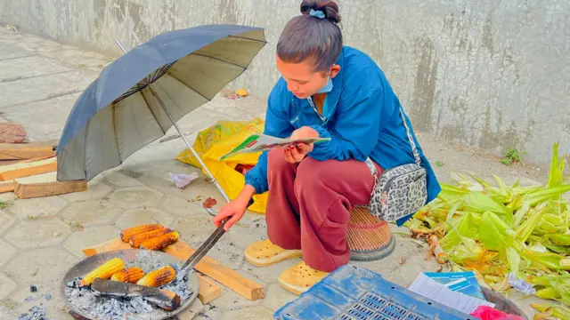 मकै बेच्दै महिला