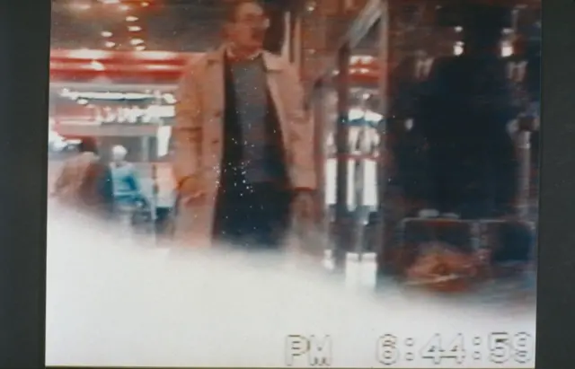 ১৯৯৪ সালে গ্রেফতারের আগে এফবিআই'র নজরদারিতে অ্যামেসের ছবি