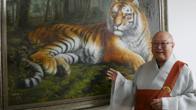 දකුණු කොරියාවේ චෝග්‍ය නිකායේ (Jogye Order) ජ්‍යෙෂ්ඨ භික්ෂුවක වන පෙයෝප්තා හිමි, උන්වහන්සේ ඍජුව ම උතුරු කොරියාවෙන් මිල දී ගත් චිත්‍රයක් පිළිබඳව පැහැදිලි කරමින්