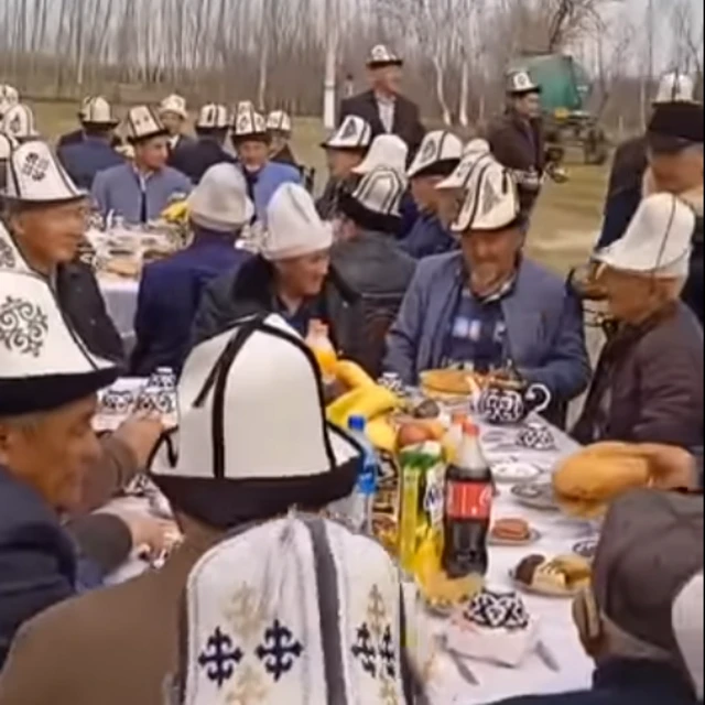 Манас айылындагы кыргыздар ак калпак күнүн белгилеп жатышат
