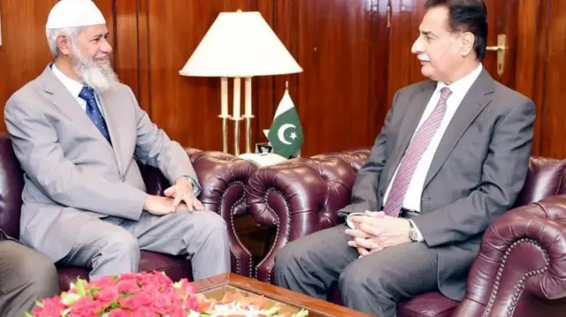 ઝાકિર નાઇકે પાકિસ્તાનની નેશનલ ઍસેમ્બલીના સ્પીકર સાથે મુલાકાત કરી તે સમયની તસવીર 