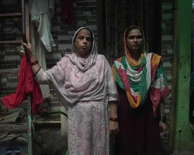 नासिर की मां और उनकी पत्नी 