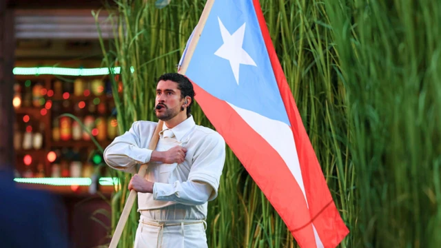 Bad Bunny con la bandera de Puerto Rico