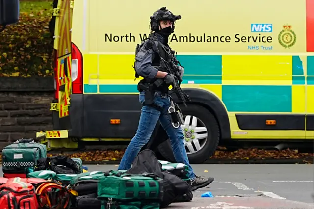 ضابط مسلح في موقع حادثة وقعت في كنيس هيتون بارك العبري في كرامبسال، مانشستر، حيث أطلقت الشرطة النار على مشتبه به بعد طعن عدة أشخاص ودهس سيارة عدد من المارة. تاريخ الصورة: الخميس 2 أكتوبر/تشرين الأول 2025