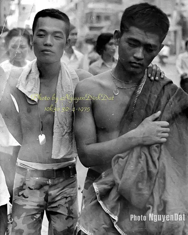 10 giờ 30 sáng ngày 30/4/1975, những người lính VNCH cởi áo lính nhưng còn đeo thẻ bài trên cổ đang di chuyển về hướng trung tâm sài Gòn. Tất cả đều là con của những người Mẹ Việt Nam sinh ra. 