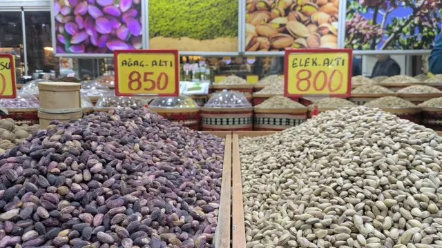 Na targu w Gaziantep można znaleźć całe stosy świeżych pistacji