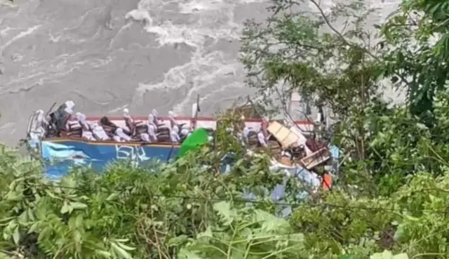 नेपाळमध्ये दुर्घटना झालेली बस.