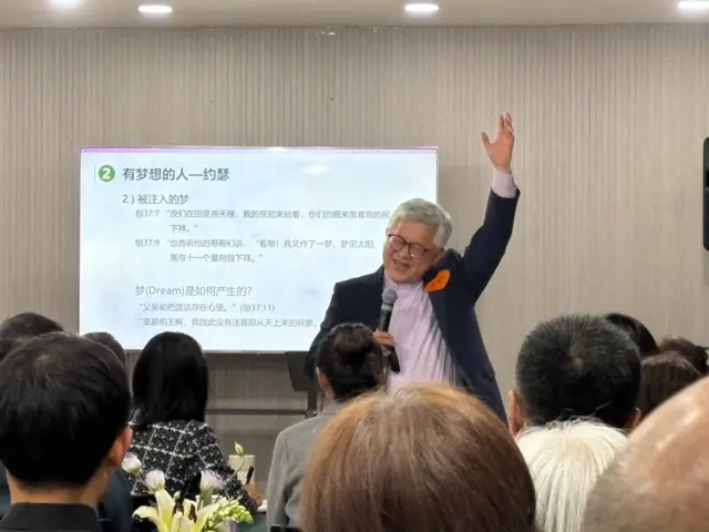 金明日牧师在一众信徒前讲道