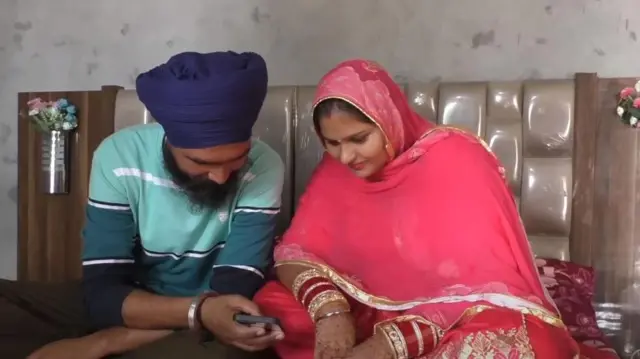  गुरसेवक सिंह की बारात भी नाव से गई और वह अपनी पत्नी को भी पहली बार नाव से घर लाए. 