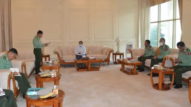 ၂၀၂၁ ခုနှစ် ဖေဖော်ဝါရီ ၁ ရက်မှာ ဦးမြင့်ဆွေက အမျိုးသားကာကွယ်ရေးနဲ့လုံခြုံရေးကောင်စီအစည်းအဝေးခေါ် ပြီးဗိုလ်ချုပ်မှူးကြီးမင်းအောင်လှိုင်လက်ထဲအာဏာလွှဲအပ်