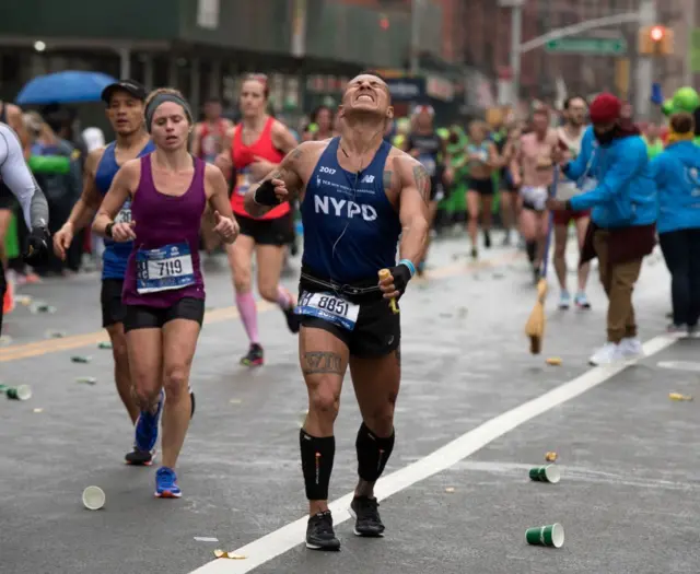 ማራቶን ሯጮች ሰውነት ላይ ምን ያስከትላል?