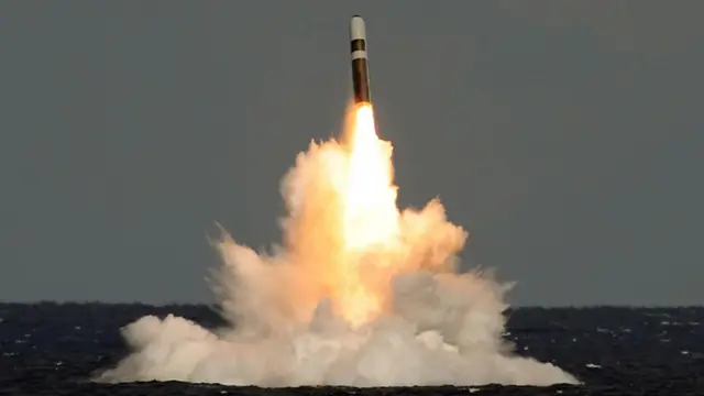Пуск баллистической ракеты Trident II с подводной лодки HMS Vigilant типа Vanguard