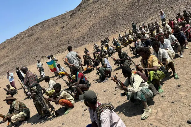 በአፋር ክልል የሚገኙ የቀይ ባሕር አፋር ዴሞክራሲያዊ ድርጅት ታጣቂዎች በበርሃማ አካባቢ በሰልፍ ከነመሳሪያቸው ቁጭ ብለው