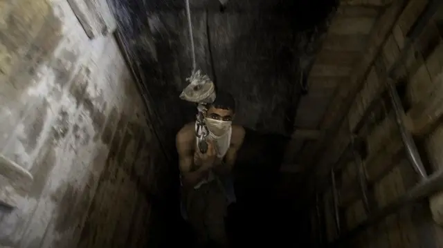 شخص داخل نفق