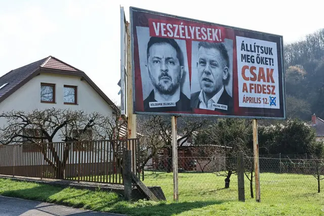 Плакат партии «Фидес» с изображениями Владимира Зеленского и Петера Мадьяра у дороги в Венгрии 1 апреля 2026 года