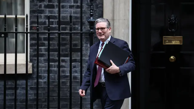 غادر رئيس الوزراء البريطاني كير ستارمر مقر رئاسة الوزراء في 10 داونينج ستريت بوسط لندن في 4 فبراير/شباط 2026، للمشاركة في جلسة 