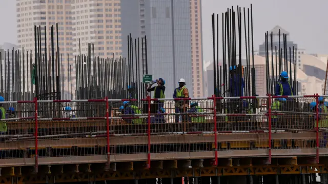 Pracownik pije wodę podczas pracy w czasie fali upałów w Dubaju w Zjednoczonych Emiratach Arabskich, 2 sierpnia 2025 r.