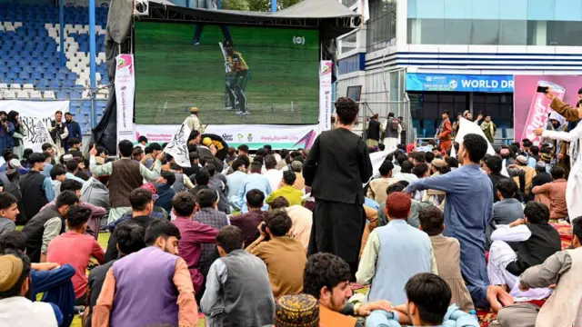 কাবুল আন্তর্জাতিক স্টেডিয়ামে বড় পর্দায় খেলা দেখছেন আফগানিস্তানের ক্রিকেট সমর্থকরা 