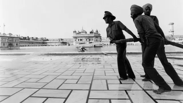 ઑપરેશન બ્લૅક થંડર, 1988 સ્વર્ણ મંદિર ઑપરેશન, જુલિયા રિબેરો, કેપીએસ ગિલ , અકાલી, શીખ ઉગ્રવાદીઓ, એનએસજી કમાન્ડો, પંજાબ પોલીસ, રેહાન ફઝલ, ઇતિહાસ, બીબીસી ગુજરાતી 