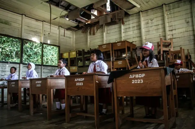 Sebanyak tujuh dari sembilan peserta didik baru yang terdaftar mengikuti MPLS untuk mengenal lingkungan sekolah, berinteraksi dengan guru dan teman sebaya, serta memahami budaya sekolah.