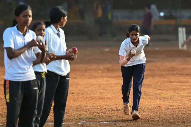 மகளிர் விளையாட்டு, பெண்கள், இந்தியா, கிரிக்கெட், பேட்மிண்டன் 
