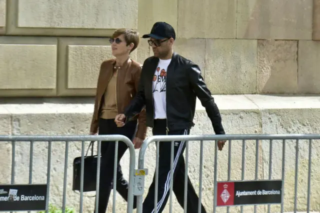 Daniel Alves chega ao Tribunal de Barcelona com sua advogada, Inés Guardiola, em 5 de abril de 2024, em Barcelona, ​​Espanha