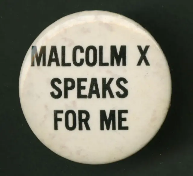 Perendedor con el eslogan "Malcolm X speaks for me" en blanco y negro.
