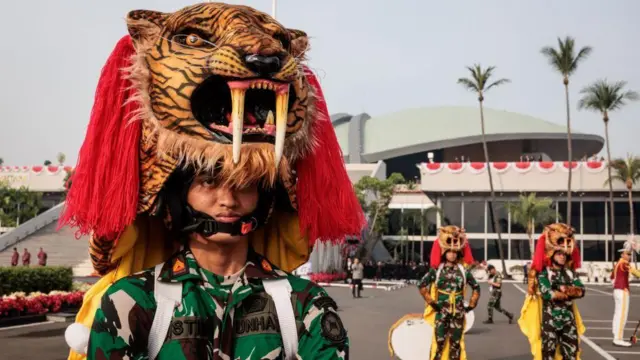 Tim marching band Universitas Pertahanan Indonesia menunggu untuk tampil sebelum sidang tahunan MPR, di gedung parlemen di Jakarta pada 16 Agustus 2024.