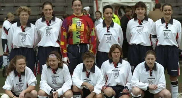 Otu bọọlụ ụmụnwaanyị Briten n'afọ 1997 mgbe FA malitere ịgba mbọ ikwalite asọmpị bọọlụ ụmụnwaanyị