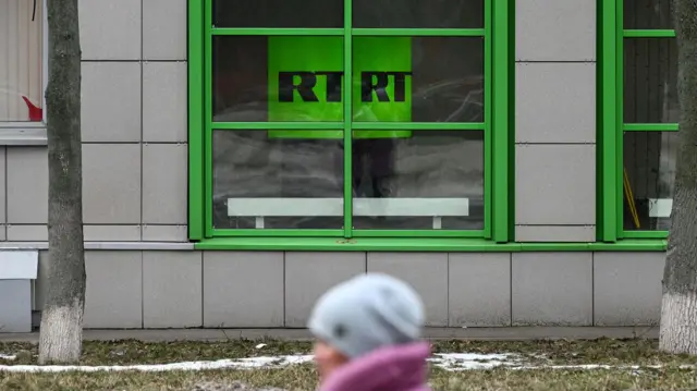 RT televizyon kanalı, şirketin genel merkezinde ekranda gösteriliyor