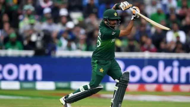 बाबरचा कव्हर ड्राईव्ह
