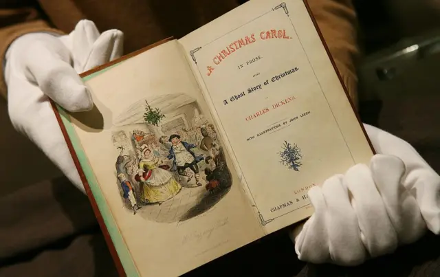 Una copia de la primera edición de "Cuento de Navidad" de Charles Dickens.