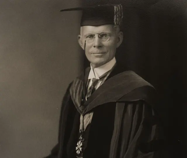 Retrato a tres cuartos de cuerpo del inventor, autor y general George Owen Squier, con toga académica en la Universidad Johns Hopkins, donde obtuvo su doctorado en 1931.