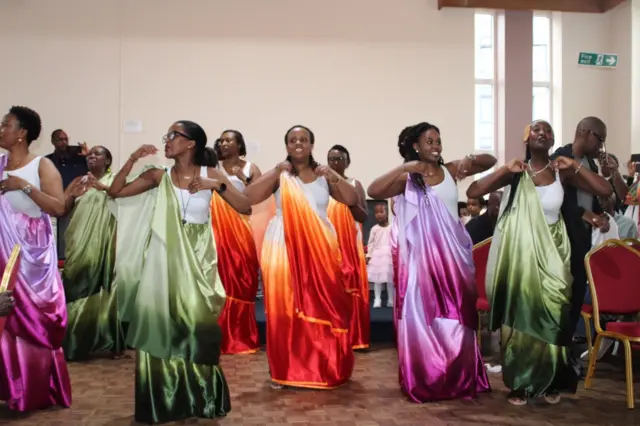 Abavyeyi barimo gutamba