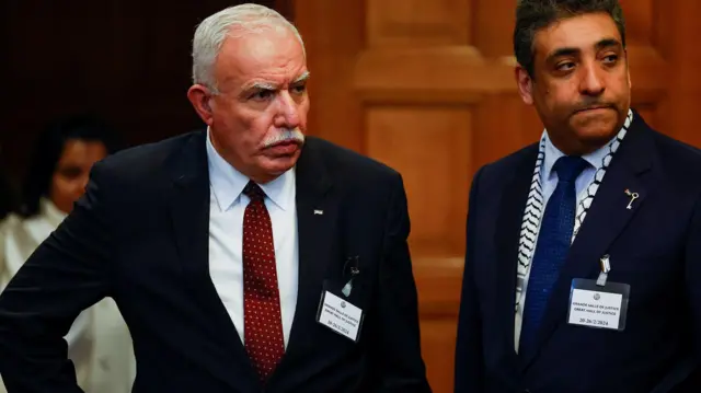 وزير الخارجية الفلسطيني رياض المالكي يسار الصورة