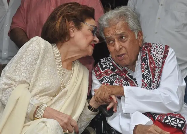 पृथ्वी थिएटरमधील एका कार्यक्रमात हेलेन यांच्यासोबत शशी कपूर. (नोव्हेंबर 2013)