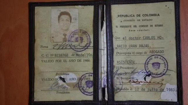 El documento de identificación del magistrado Carlos Horacio Uran, encontrado años después por la Fiscalía en una instalación militar.