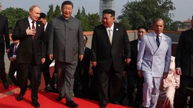 पाकिस्तानचे पंतप्रधान शाहबाज शरीफ (सर्वात उजवीकडे) हे देखील चीनच्या 'व्हिक्ट्री डे परेड'मध्ये सहभागी झाले होते.